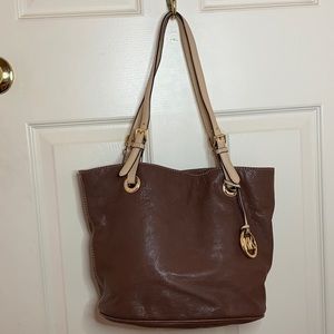 MICHAEL KORS MEDIUM BUCKET TOTE